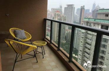 3 brm apt with big balcony in Jing'an Area, Line 2/12/13